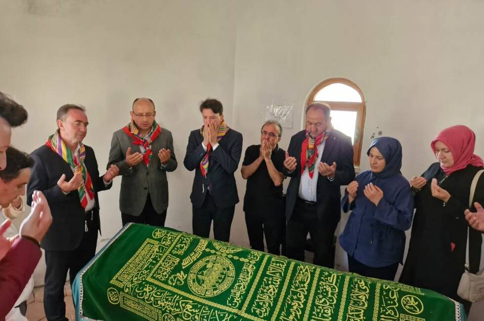 Bursalıların bilmediği tarihi kabirde özel tören Olay Gazetesi Yazarı Ahmet Emin Yılmaz, Keles ilçesindeki Ana Sultan türbesinde