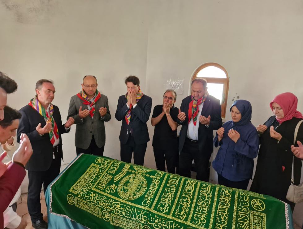 Bursalıların bilmediği tarihi kabirde özel tören 1 5 yazi icin bursanin fethinin 700 yilinda ana sultan icin anma duzenlendi