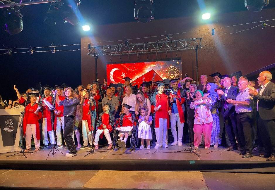 Olay Gazetesi Yazarı Ahmet Emin Yılmaz, özel çocukların öğrenim gördükleri Celal
