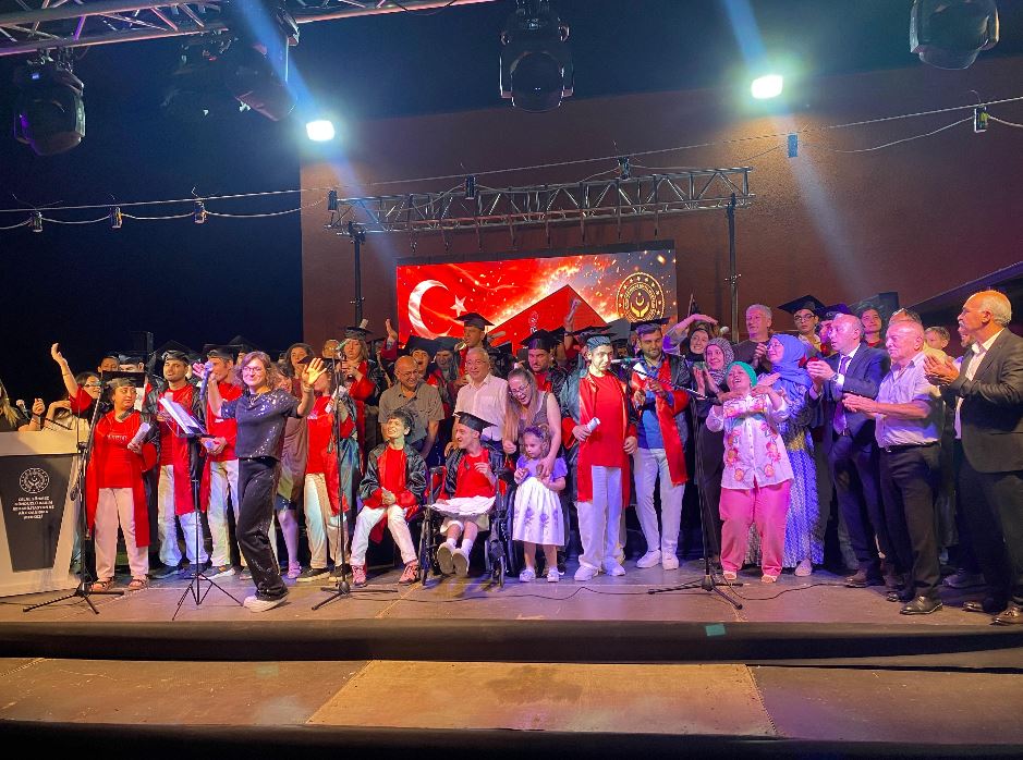 5 yazi icin celal sonmez gunduz bakim ve rahabilitasyon merkezi ozel ogrencileri mezuniyet coskusu38300yoppp7