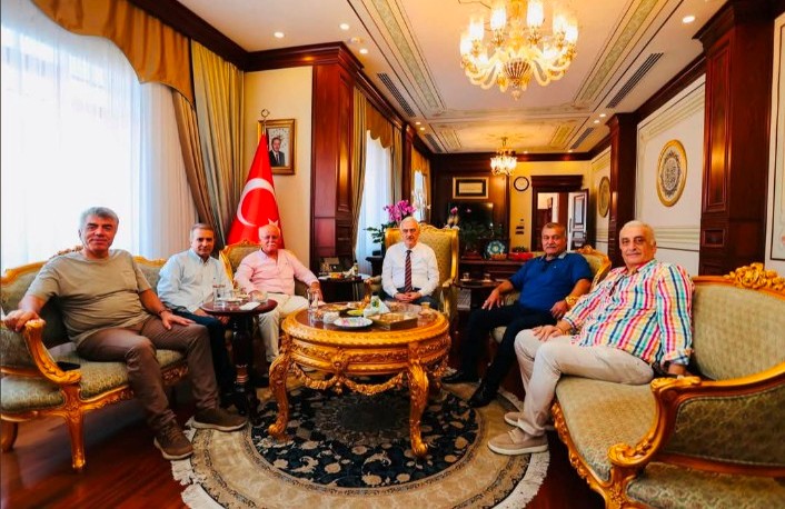 Siyasette ilk: Yanlışı tekrarlamayıp hedefi doğru planlamak için Ar-Ge 12 6 yazi icin vali erol ayyildiz celal uzunkayayi agrladi39615pln62i