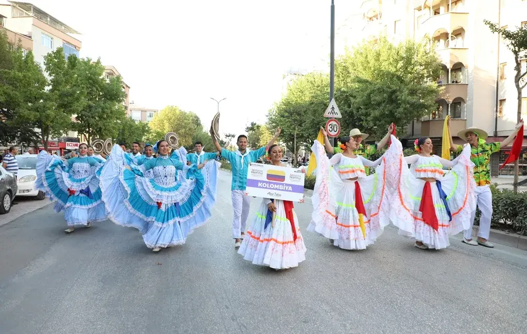 Bursa’da festival coşkusu dinmiyor: Şimdi de orada başlayacak! 10 yeni ülke geliyor… İnegöl Belediyesi'nin bu yıl 39'uncusunu düzenlediği Uluslararası Kültür Sanat Festivali,