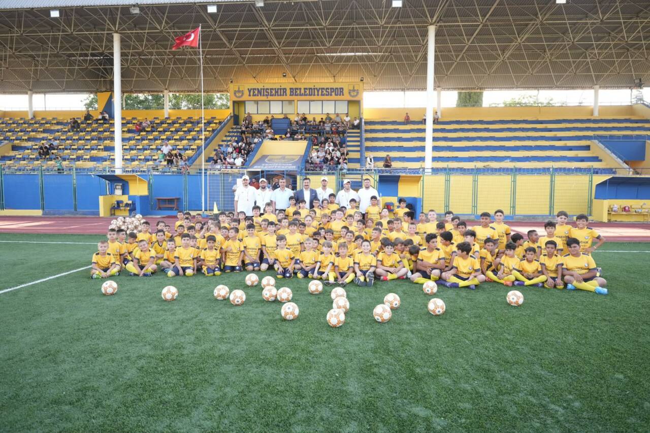 Yenişehir'de sahalar çocuklarla şenlendi 1 701