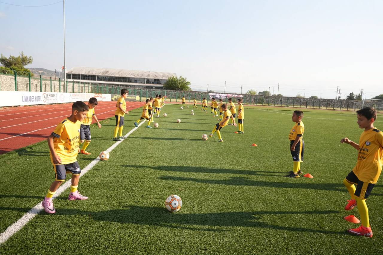 Yenişehir'de sahalar çocuklarla şenlendi 2 703