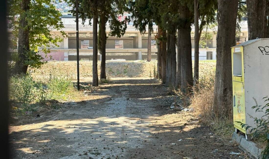 Bursa’nın köklü lisesi yıkıldı, yeni halini bekliyor! Yıllarca öğrenciler koştu, şimdi sessiz! Bursa'nın köklü liselerinden Atatürk Anadolu Lisesi'nin eski binası yıkıldı. Enkazın