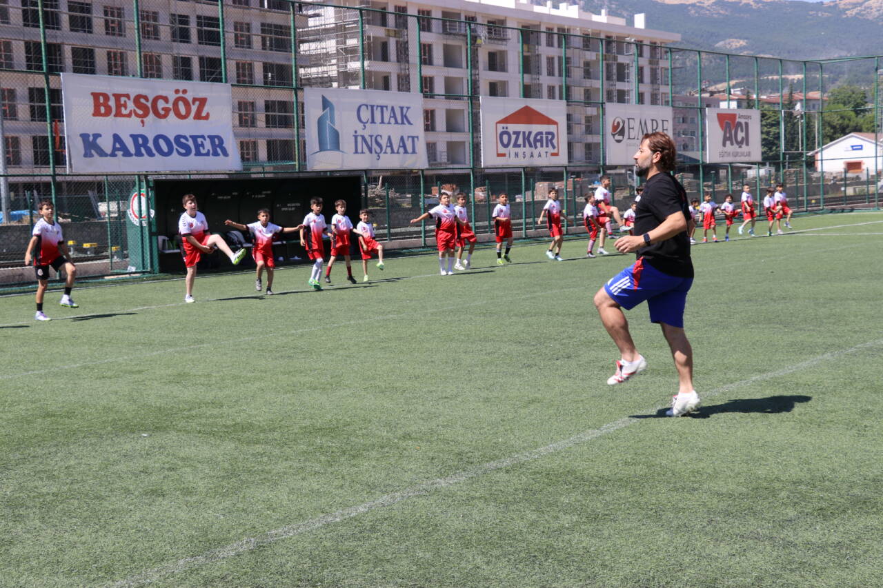 Futbol kulübünün hem başkanı hem antrenörü hem de malzemecisi 1 aa 20260702 41850647 41850644 futbolkulubununhembaskanliginihemantrenorlugunuhemdemalzemeciliginiyapiyor