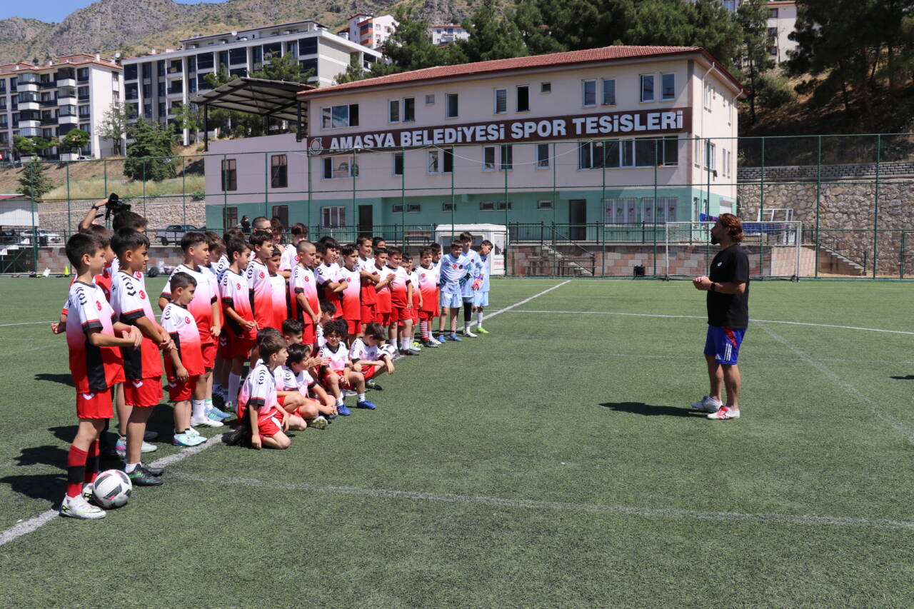 Futbol kulübünün hem başkanı hem antrenörü hem de malzemecisi 2 aa 20260702 41850647 41850645 futbolkulubununhembaskanliginihemantrenorlugunuhemdemalzemeciliginiyapiyor