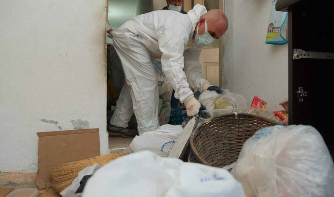 Bursa’da bir çöp ev vakası daha! 5 ton çöp çıkarıldı Bursa'nın Yıldırım ilçesinde bir daireden yaklaşık 5 ton atık çıkarıldı.