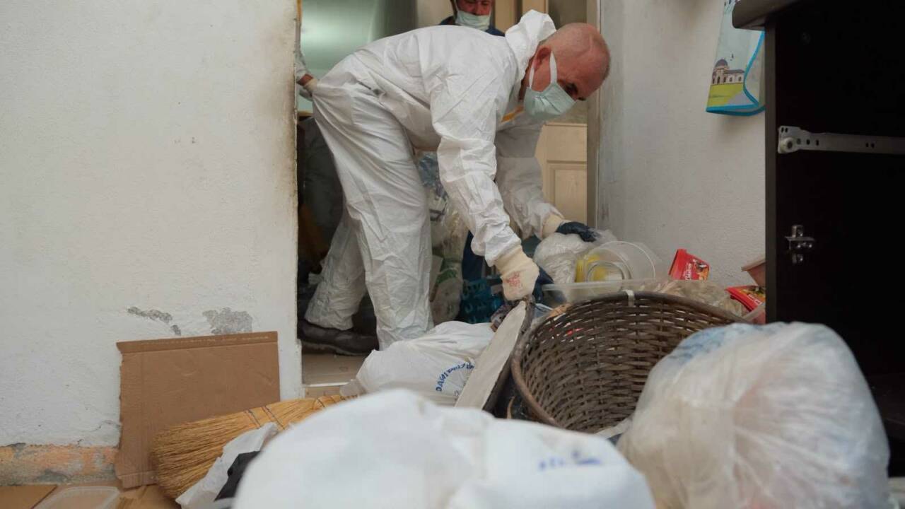 Bursa'da bir çöp ev vakası daha! 5 ton çöp çıkarıldı 2 aa 20260702 41854006 41854005 bursadabirevdenyaklasik5toncopcikti