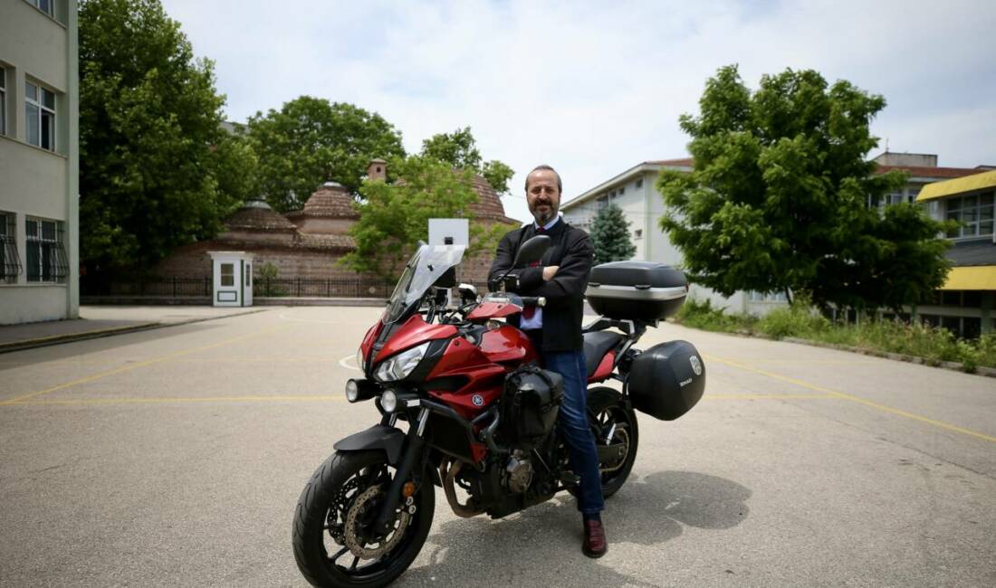 Bursalı öğretmen motoruyla 4 bin kilometre yolu bakın ne için yapmış? Bursa'da metal işleri öğretmeni olarak görev yapan Güçlü Altan, Erasmus