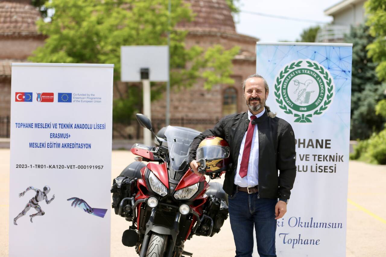 Bursalı öğretmen motoruyla 4 bin kilometre yolu bakın ne için yapmış? 4 aa 20260704 41870208 41870204 erasmusegitiminemotosikletiylegidenogretmen4binkilometreyolyapti