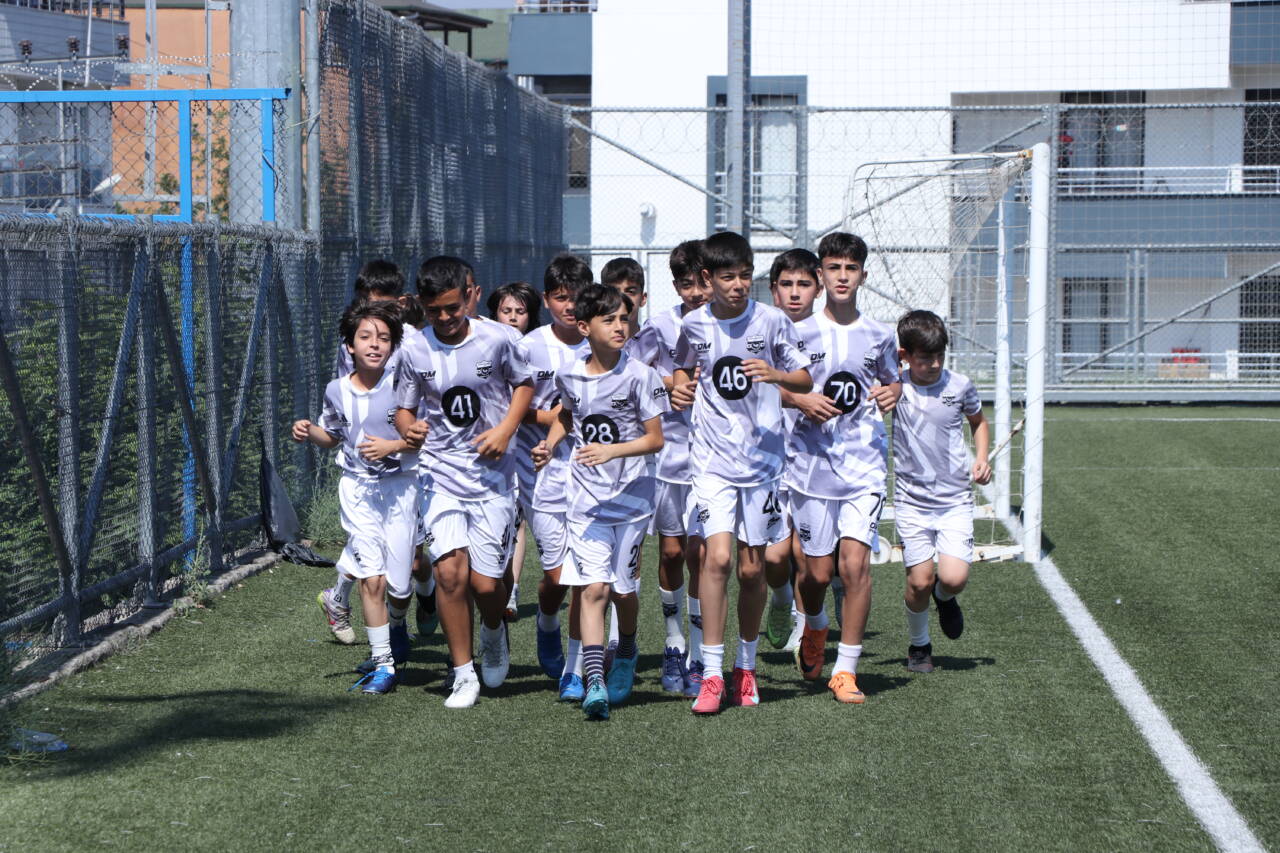 Bu durumun dünyada başka örneği yok: Evde eş, sahada iki rakip başkan 2 aa 20260704 41871097 41871091 sahadarakipolanbaskanciftgencfutbolcularicinbirliktecalisiyor