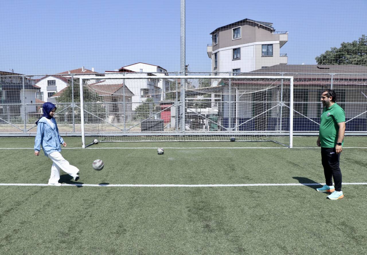 Bu durumun dünyada başka örneği yok: Evde eş, sahada iki rakip başkan 1 aa 20260704 41871097 41871092 sahadarakipolanbaskanciftgencfutbolcularicinbirliktecalisiyor