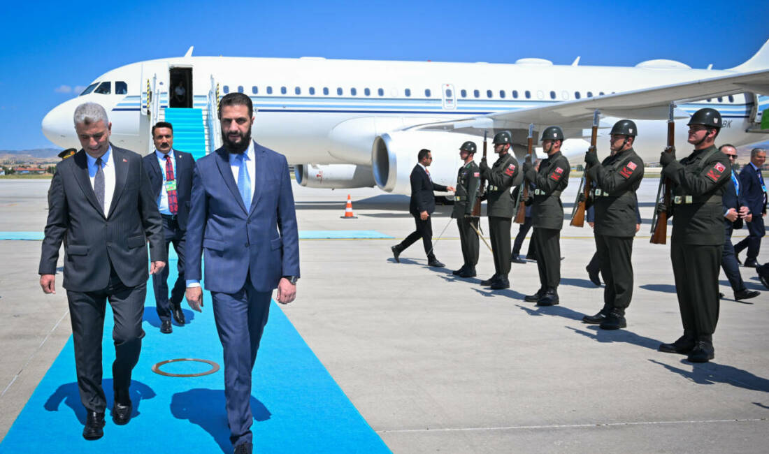 Suriye Cumhurbaşkanı Şara’dan Türkiye ve Körfez ülkelerine teşekkür Suriye Cumhurbaşkanı Ahmed Şara, yaptırımların kaldırılması dolayısıyla Türkiye ve Körfez