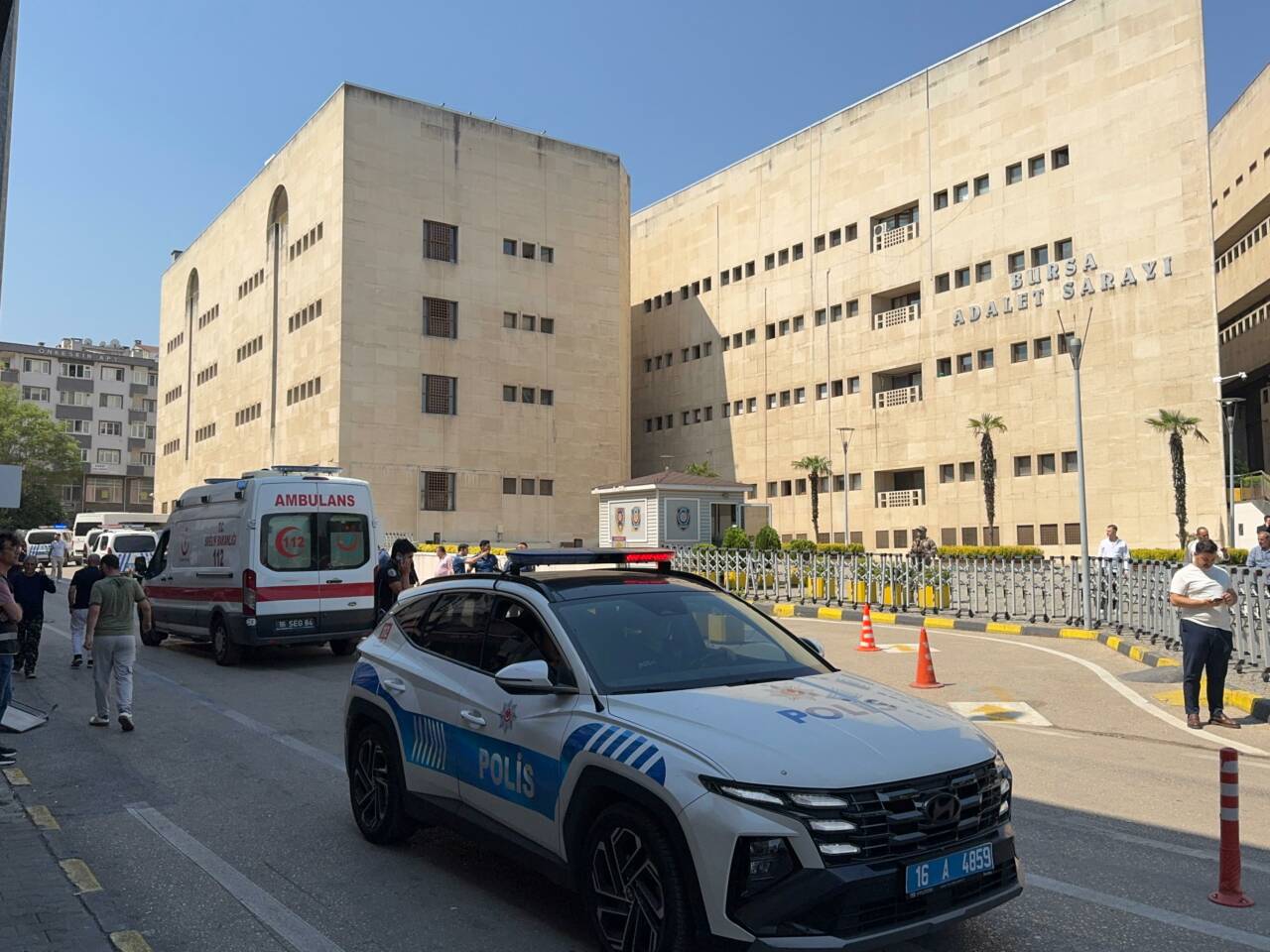 Bursa Adliyesi önünde kavga: Masa ve sandalyeler havada uçuştu 1 aa 20260709 41931690 41931688 bursaadliyesiyakinindacikankavgada5kisigozaltinaalindi