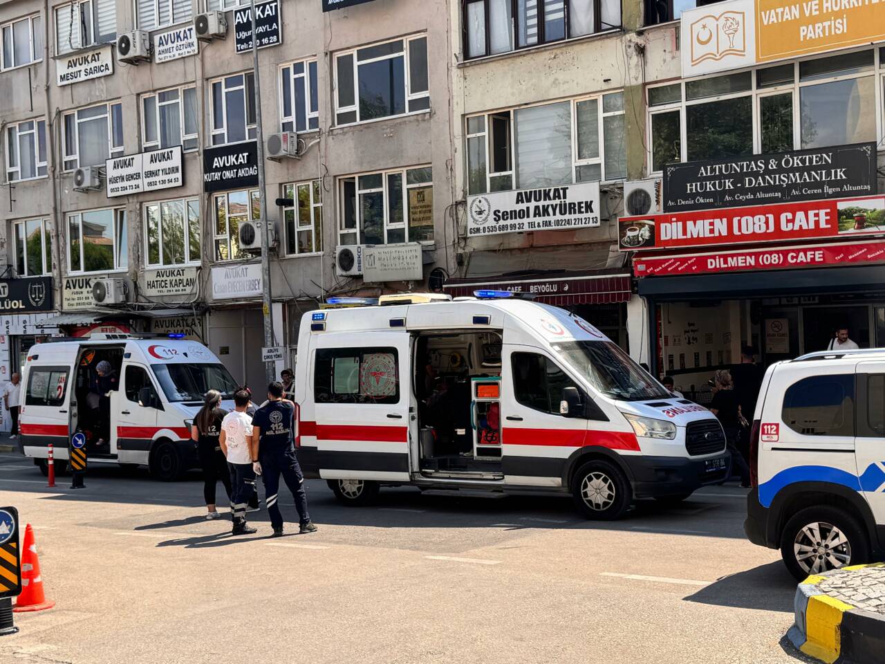 Bursa Adliyesi önünde kavga: Masa ve sandalyeler havada uçuştu 3 aa 20260709 41931690 41931689 bursaadliyesiyakinindacikankavgada5kisigozaltinaalindi