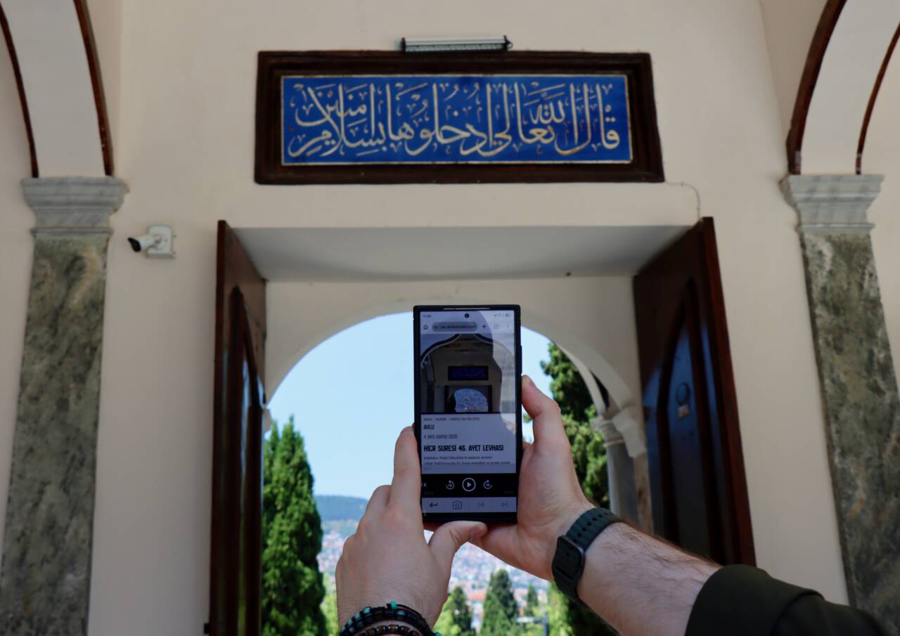 Bursa'nın manevi kalbinde yeni uygulama 2 aa 20260713 41961927 41961924 emirsultankulliyesinintarihiveicindekihateserlerdijitalrehberde