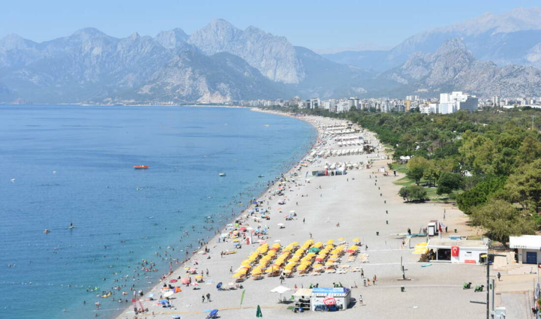 38 derece sıcaklığı gören buraya koştu Antalya'da etkili olan sıcak havadan bunalan kent sakinleri ile yerli