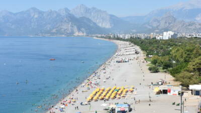 Antalya'da etkili olan sıcak havadan bunalan kent sakinleri ile yerli