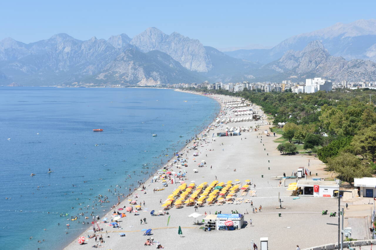 38 derece sıcaklığı gören buraya koştu 4 aa 20260718 42005575 42005569 havasicakliginin38dereceyeulastigiantalyaninsahillerindeyogunlukyasandi