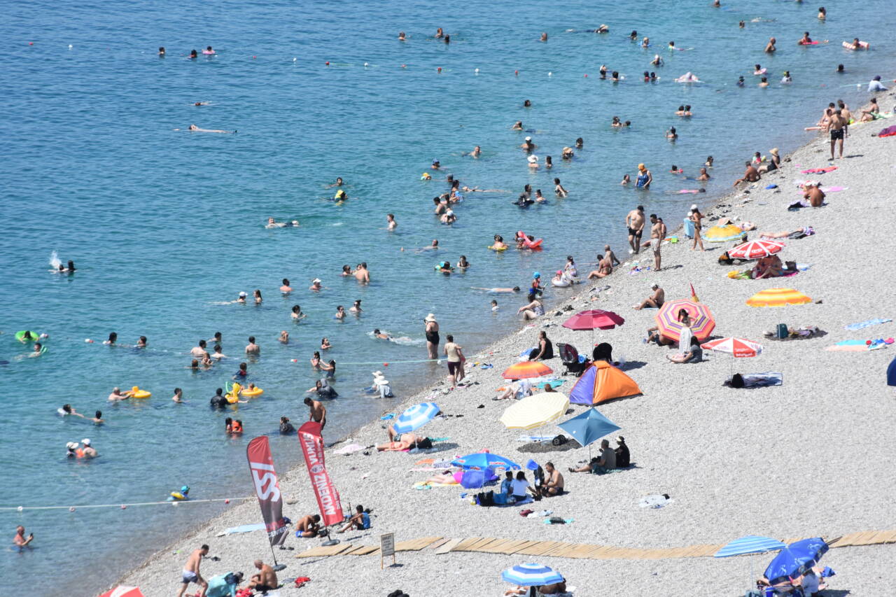 38 derece sıcaklığı gören buraya koştu 1 aa 20260718 42005575 42005571 havasicakliginin38dereceyeulastigiantalyaninsahillerindeyogunlukyasandi