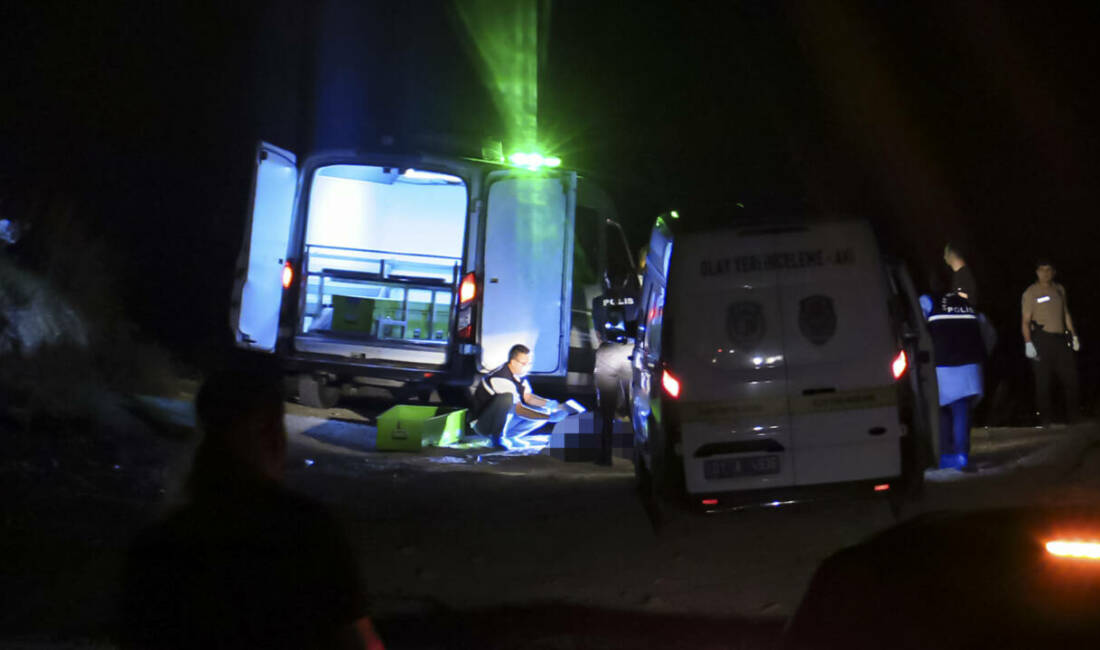 Adana'da iki erkek ile bir kadın, gece yarısı şehir manzarası