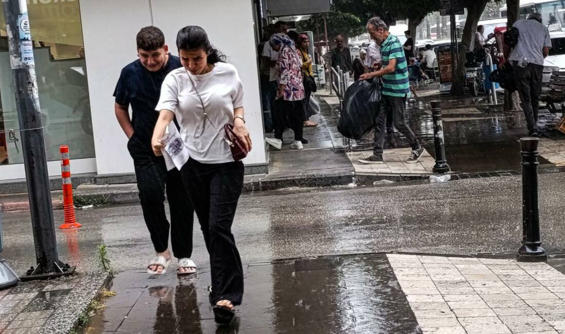 Adana’da temmuz sağanağı Adana’da temmuz ayında aniden bastıran sağanak, hayatı olumsuz etkiledi. Vatandaşlar