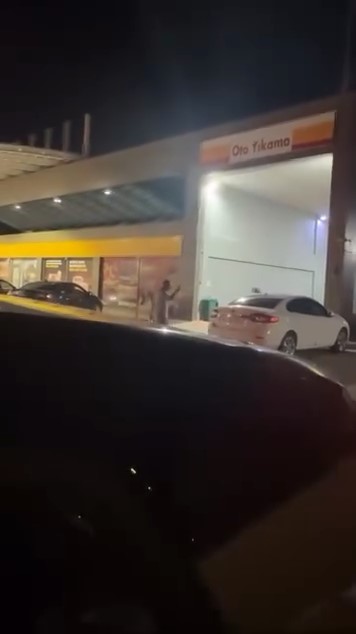 Bursa’daki akaryakıt istasyonunda sopalı kavga Bursa’da bir akaryakıt istasyonunda iki grup arasında çıkan sopalı kavga