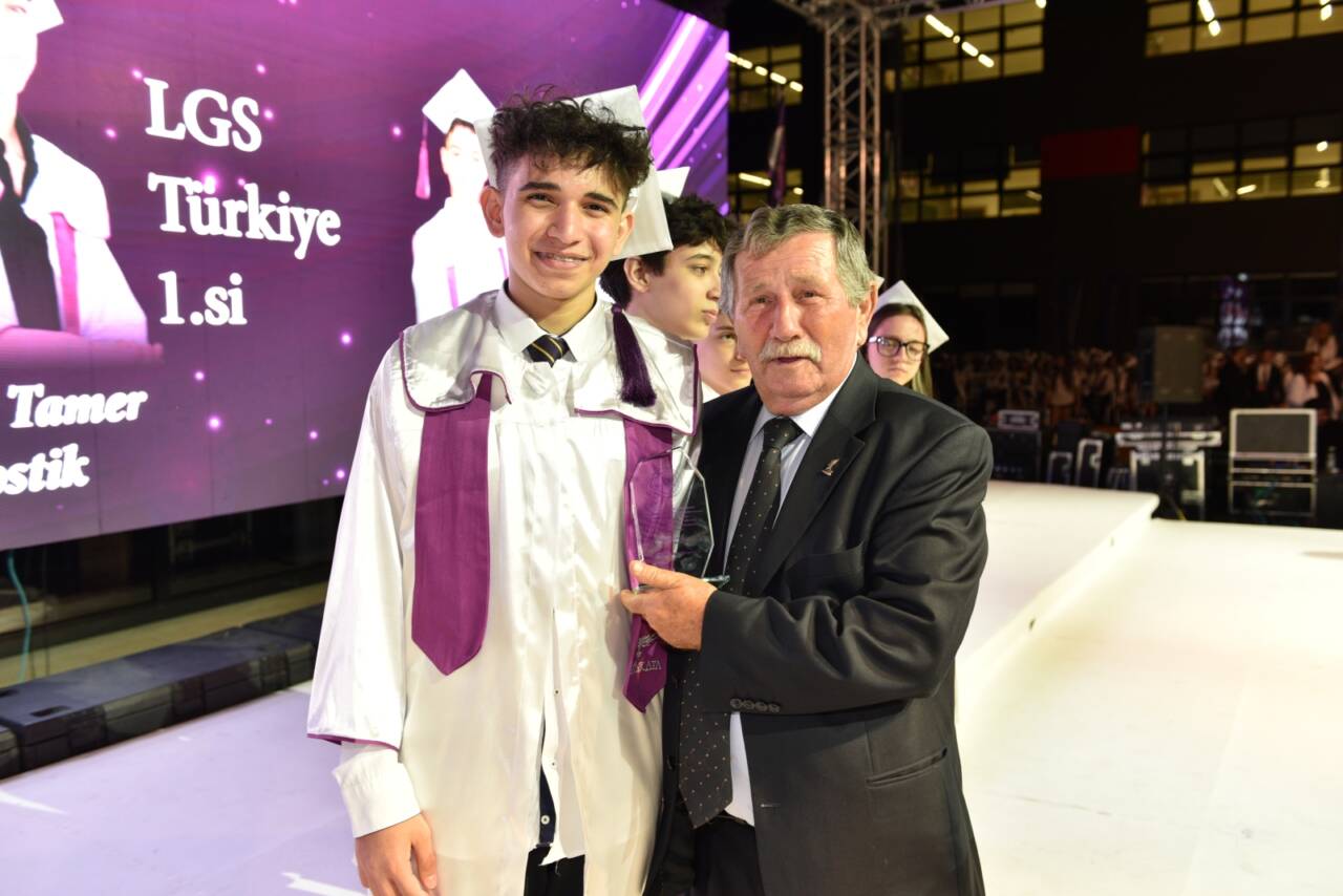 Özel Bursa Şahinkaya Eğitim Kurumları'ndan LGS'de çifte gurur 2 alptekin kece