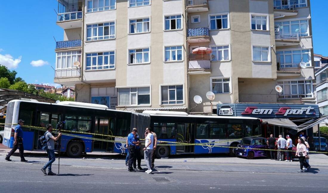 Ankara’da feci kaza: EGO, iş yerine daldı! Ankara'nın Mamak ilçesinde kontrolden çıkan EGO otobüsünün, yol kenarındaki iş