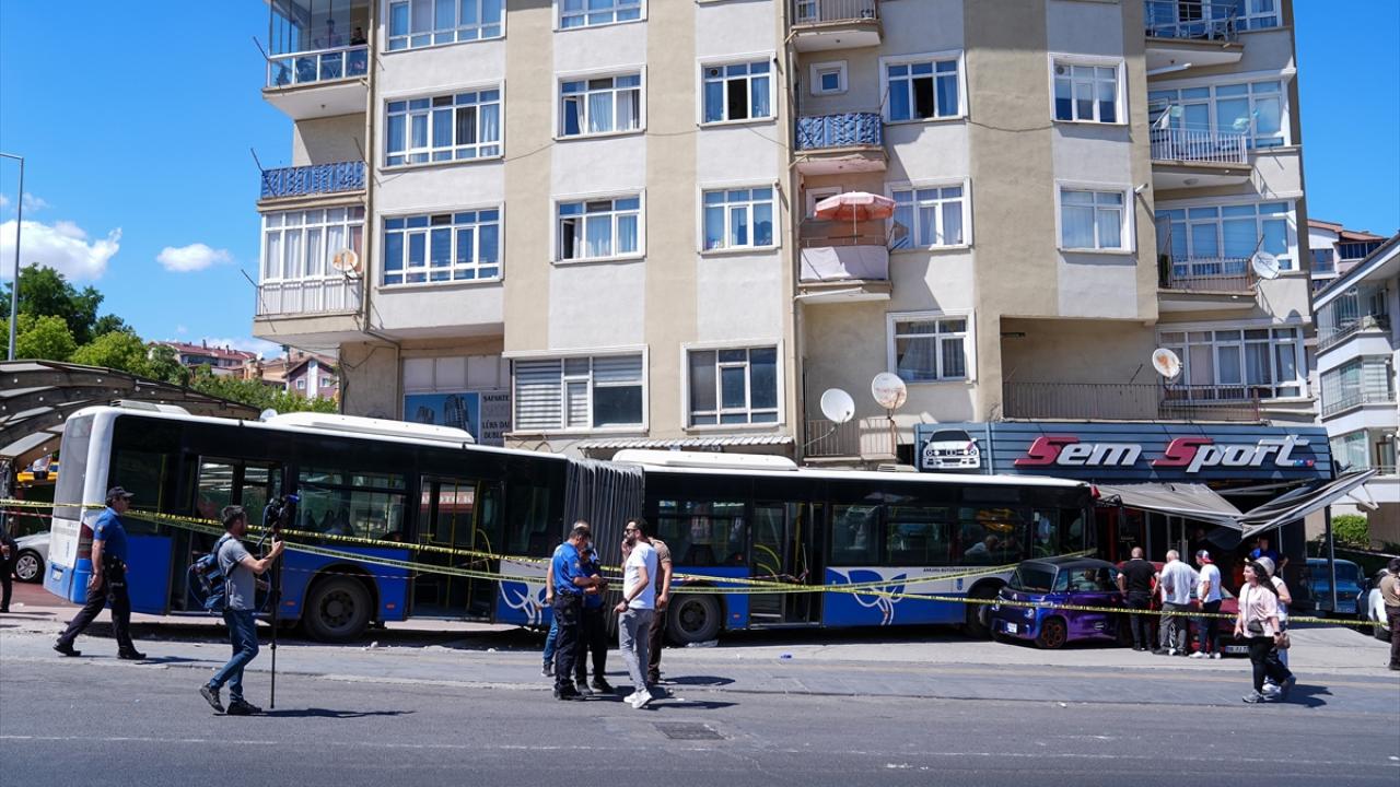 Ankara'da feci kaza: EGO, iş yerine daldı! 2 ankarada feci kaza ego is yerine daldi b28bda796b47