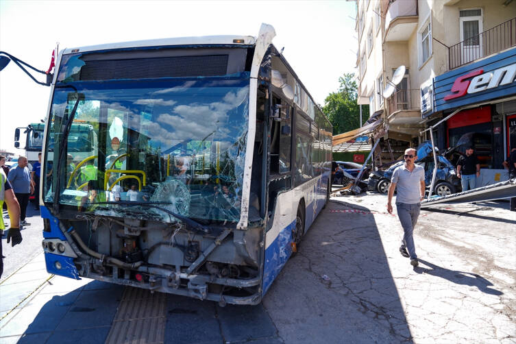 Ankara'da feci kaza: EGO, iş yerine daldı! 1 ankarada feci kaza ego is yerine daldi d8cd6350fb1d