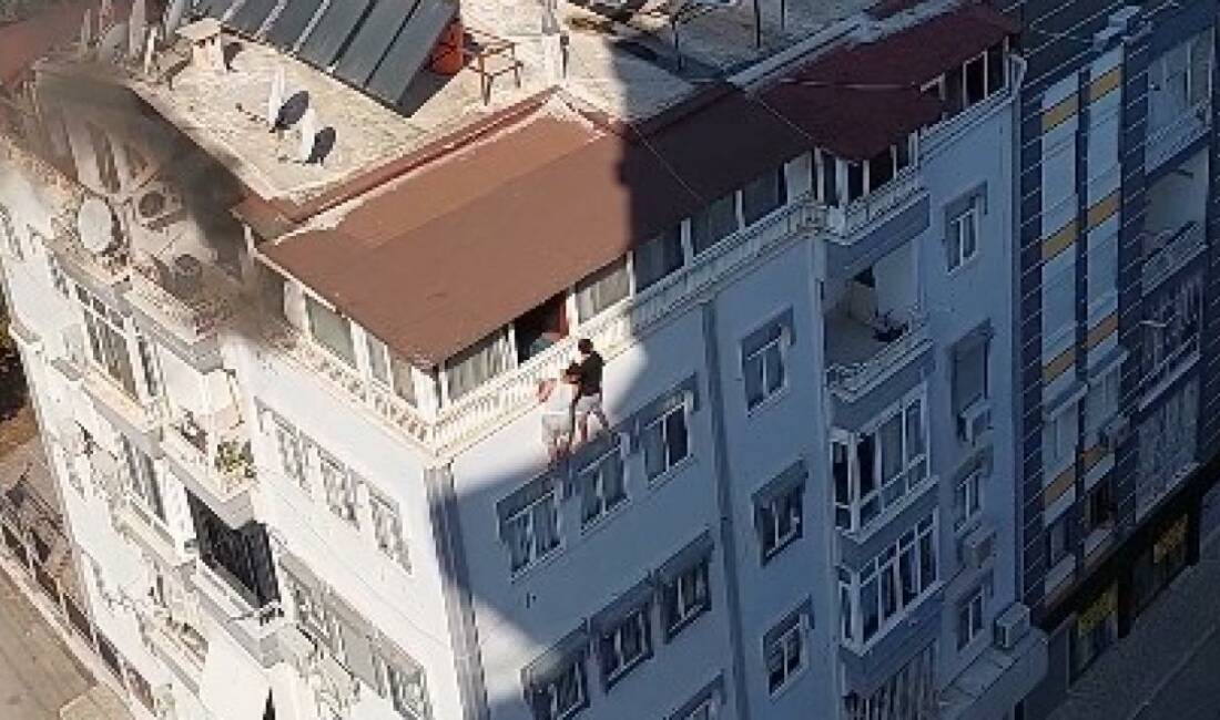 Antalya’da dehşet anları: Yangın nedeniyle terasta mahsur kaldı Antalya'nın Muratpaşa ilçesinde 5 katlı apartmanın teras katında çıkan yangında
