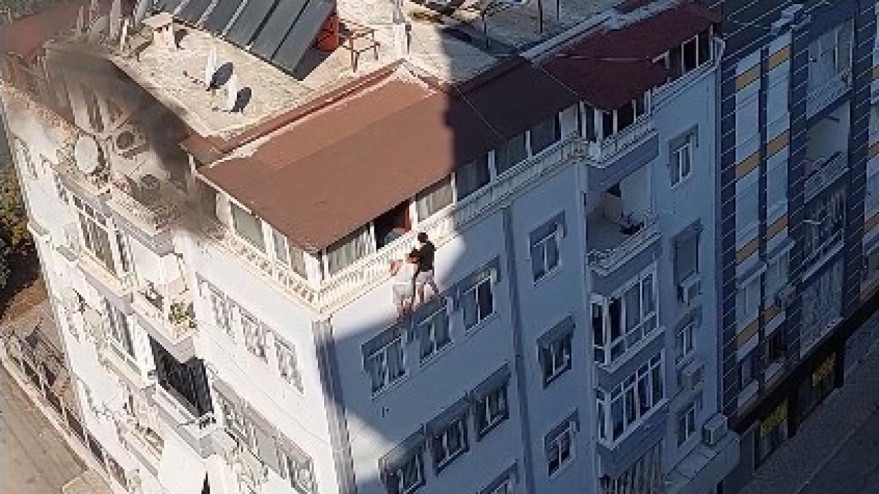 Antalya'da dehşet anları: Yangın nedeniyle terasta mahsur kaldı 2 antalyada dehset anlari yangin nedeniyle terasta mahsur kaldi 1a60eb644909