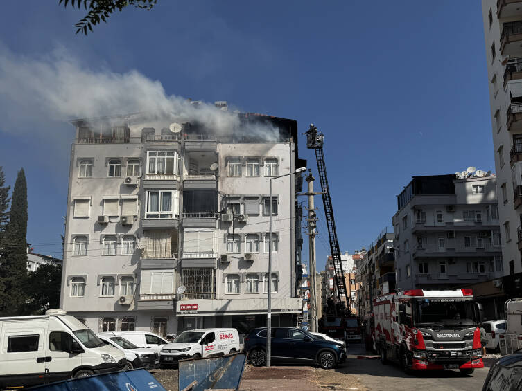 Antalya'da dehşet anları: Yangın nedeniyle terasta mahsur kaldı 1 antalyada dehset anlari yangin nedeniyle terasta mahsur kaldi 94cdc3a99fe8