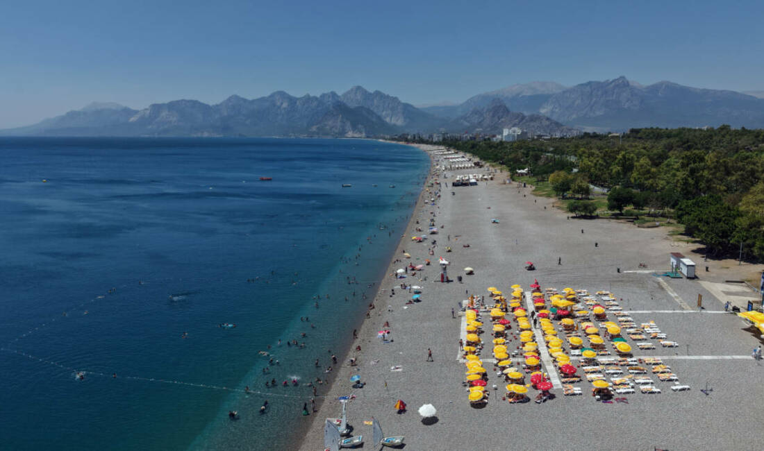 Antalya’da kavruluyor! Antalya'da hissedilen hava sıcaklığı 44 dereceye ulaştı. Bunaltıcı sıcaktan kaçanlar