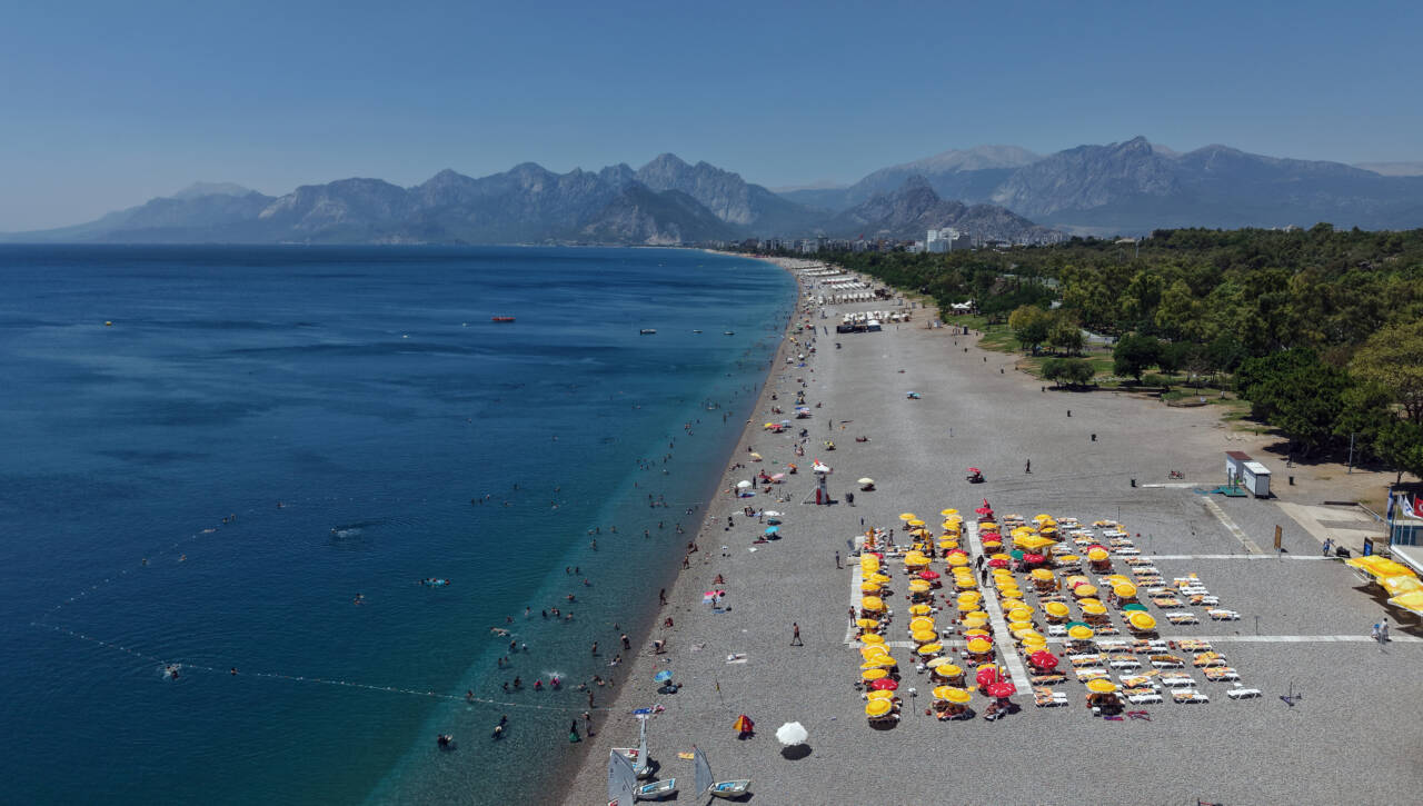 Antalya'da hissedilen hava sıcaklığı 44 dereceye ulaştı. Bunaltıcı sıcaktan kaçanlar