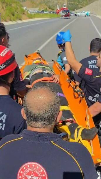 Katliam gibi kaza: 5 ölü 4 antalyada otomobil ucuruma yuvarlandi 5 olu 2 yarali 1564efab9407