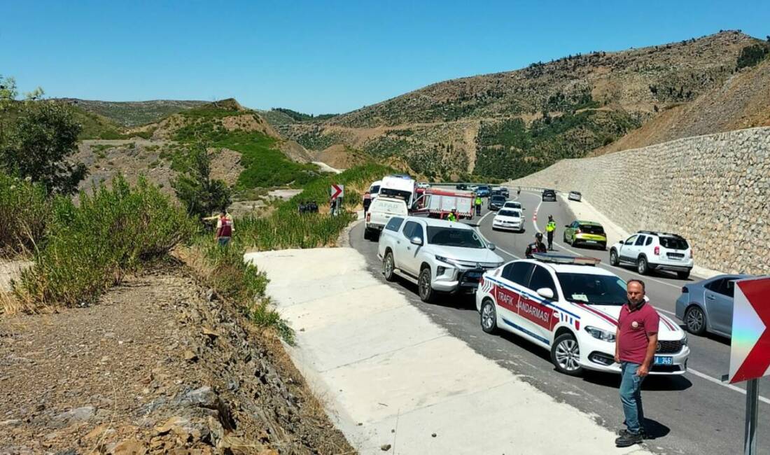 Katliam gibi kaza: 5 ölü Antalya'nın Manavgat ilçesinde uçuruma yuvarlanan otomobildeki 5 kişi yaşamını yitirdi.