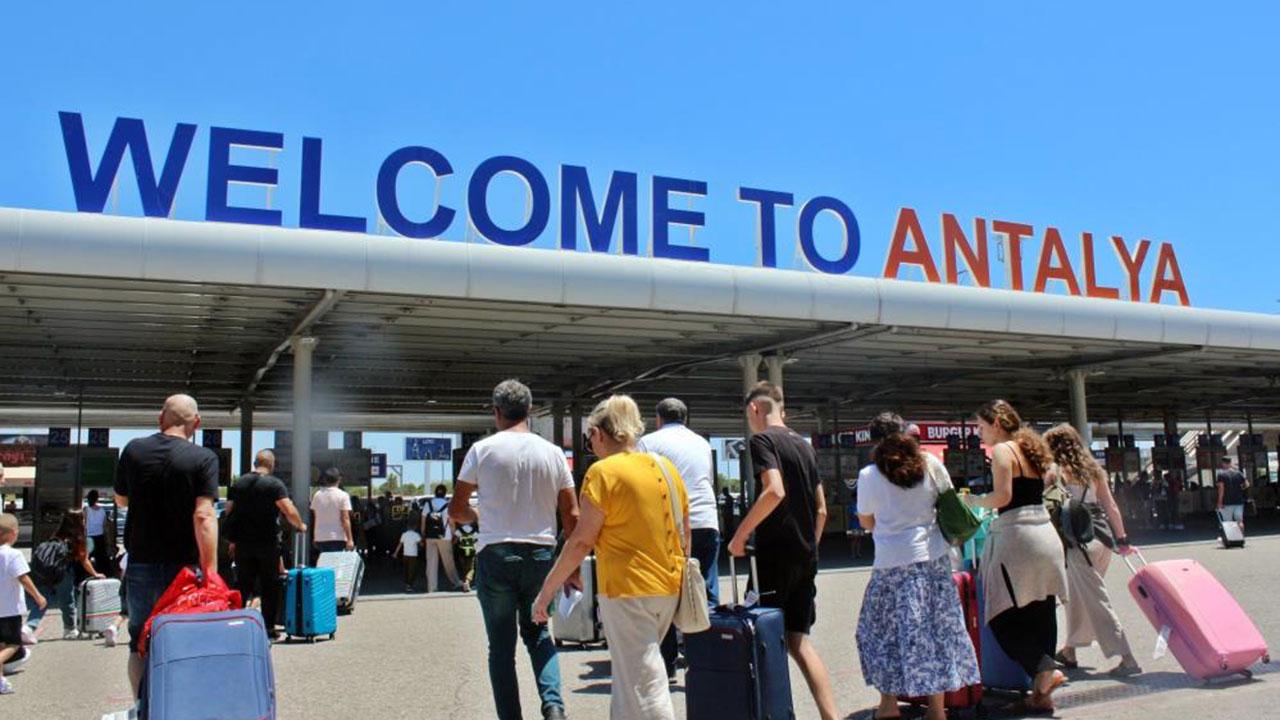 Dünyanın önemli turizm merkezlerinden Antalya'da turizm sezonu hareketlendi. Yıl başından