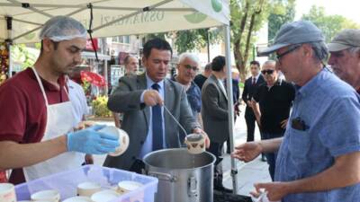 Muharrem ayının manevi atmosferini vatandaşlarla paylaşan Osmangazi Belediye Başkanı Erkan