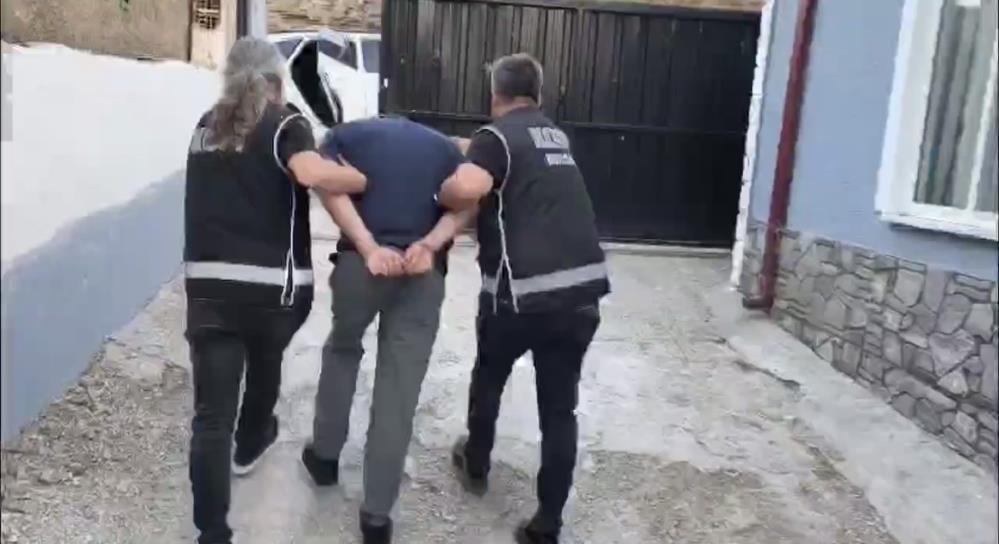 Bursa'nın İznik ilçesinde tefecilik yaptığı belirlenen şüphelilere yönelik şafak operasyonunda