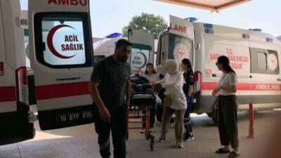 Bursa'nın İnegöl ilçesinde otomobil ile minibüsün çarpışması sonucu meydana gelen