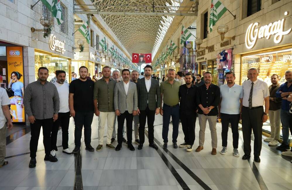 Bursaspor Başkanı Çelik ‘Süper’ mesajı Kapalıçarşı’da verdi Bursaspor Başkanı Enes Çelik, Bursa Tarihi Çarşı ve Hanlar Birliği
