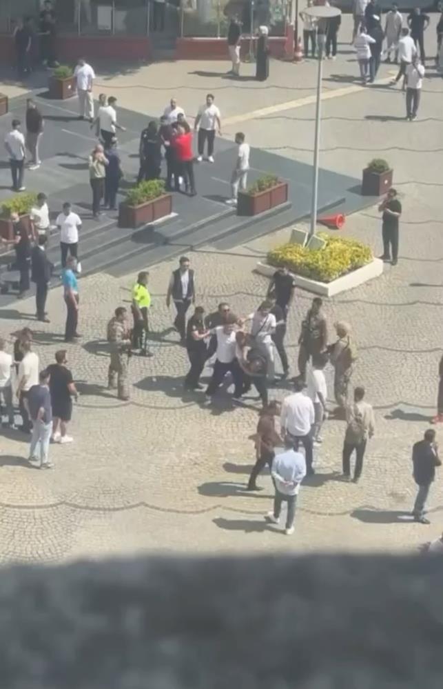 Bursa Adliyesi önünde kavga: Masa ve sandalyeler havada uçuştu 2 aw74317701