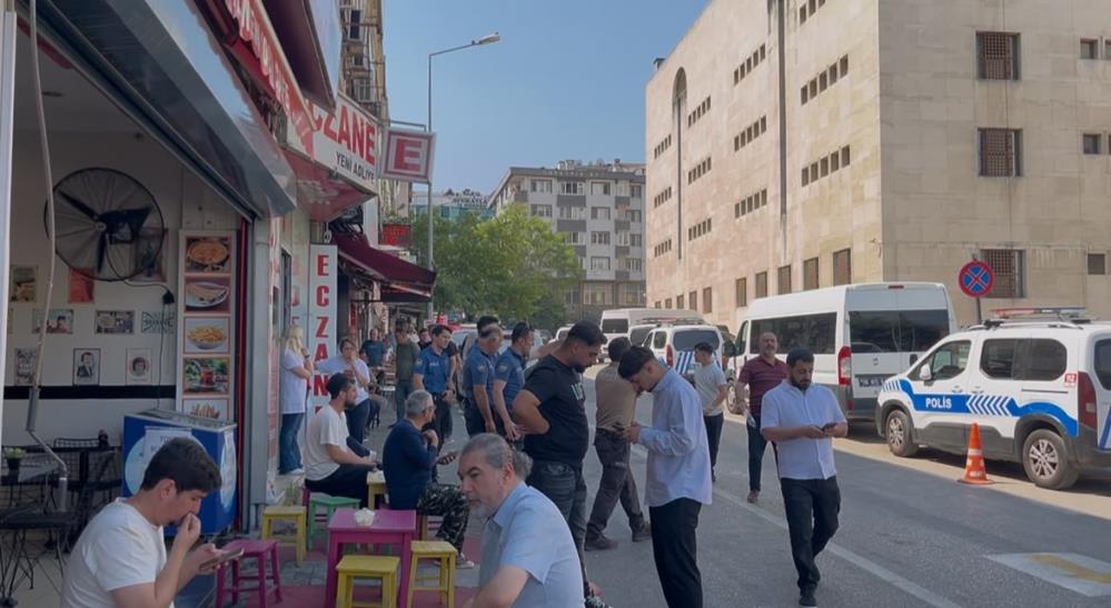 Bursa Adliyesi önünde kavga: Masa ve sandalyeler havada uçuştu 6 aw74317704