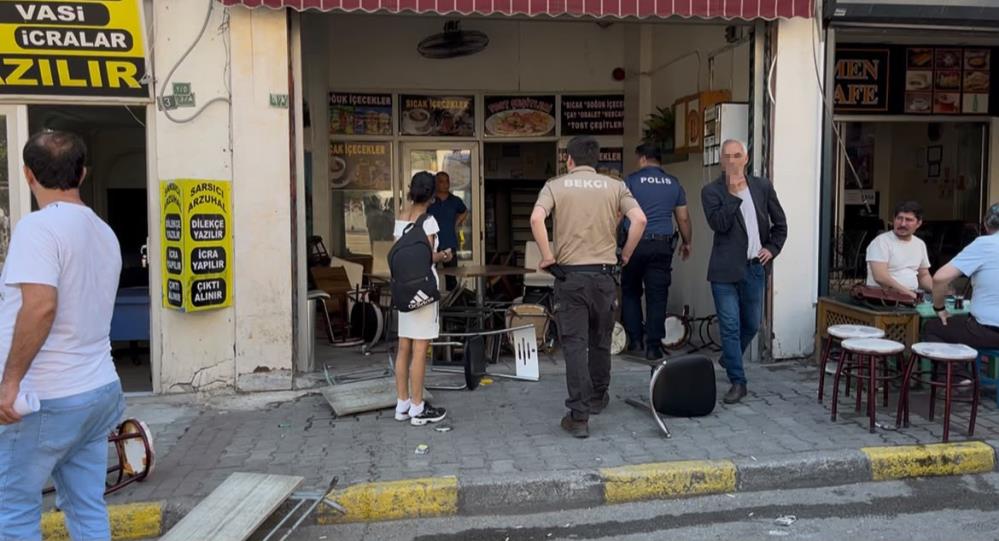 Bursa Adliyesi önünde kavga: Masa ve sandalyeler havada uçuştu Bursa Uluyol Adliyesi önündeki çay bahçesinde karşılaşan davalı taraflar arasında