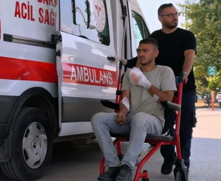 Elektrikli testereyle parmakları kesildi Bursa’ya getirildi Kütahya'nın Domaniç ilçesinde bir inşaatta meydana gelen iş kazasında, elektrikli