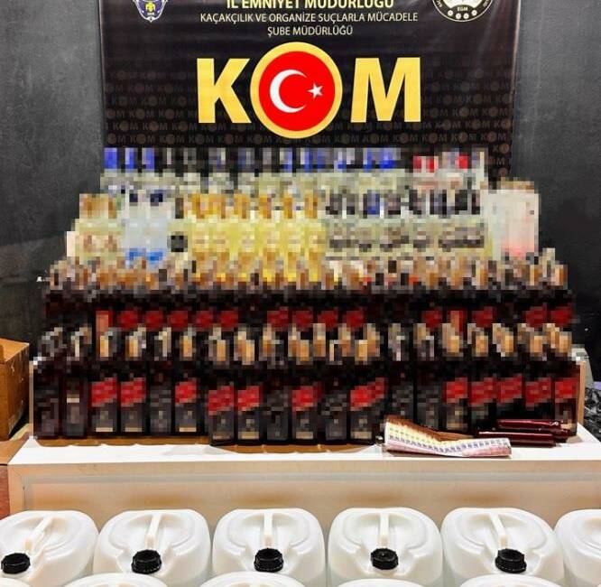 Bursa’da 370 şişe sahte içki ve 600 litre etil alkol ele geçirildi Bursa'da polis ekiplerince düzenlenen sahte içki operasyonunda yüzlerce şişe sahte