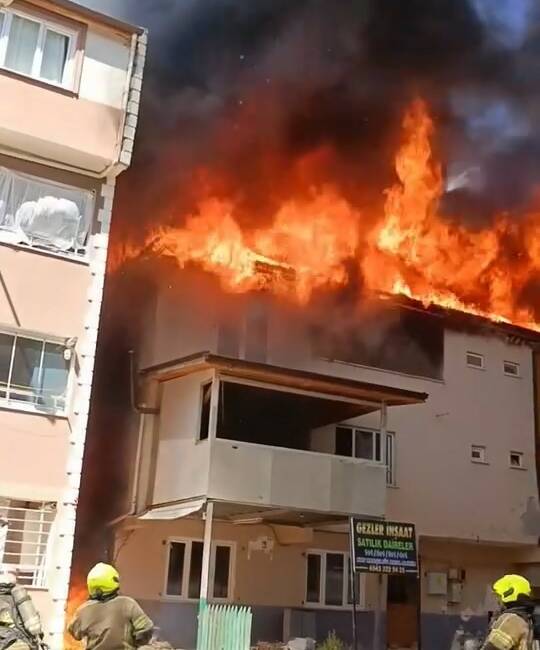 Bursa’da panik anları! alevlere teslim oldu Bursa’nın Osmangazi ilçesinde 3 katlı bir binanın çatısında çıkan yangın